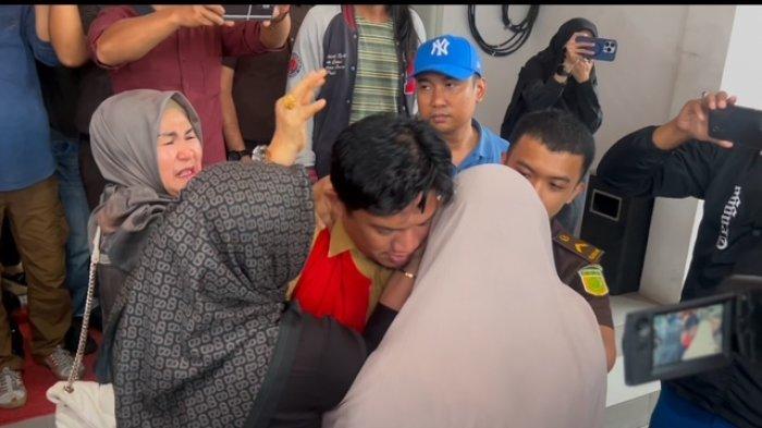 KORUPSI MAROS - Kejaksaan Negeri (Kejari) Maros resmi menetapkan dan menahan eks Sekretaris Dinas Dinas Komunikasi, Informatika, Statistik, dan Persandian (Diskominfo) Kabupaten Maros, Muhammad Taufan atas dugaan korupsi anggaran Belanja Internet Command Center, Senin (23/6/2025). Muhammad Taufan langsung ditahan untuk 20 hari ke depan di Lembaga Pemasyarakatan (Lapas) Kelas IIB Maros.