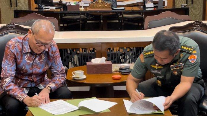 Nota kesepahaman (MoU) yang ditandatangani KSAD Jenderal Maruli Simanjuntak bersama CEO Kompas Gramedia Liliek Oetama di ruang kerja Kepala Staf TNI AD Mabes TNI AD Jalan Veteran, Jakarta Pusat, Senin (23/1/2024) sore.