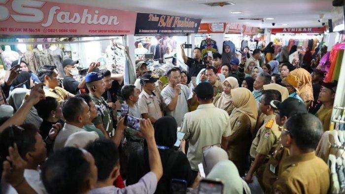 Suasana di Pasar Butung Makassar memanas saat sosialisasi pengelolaan oleh tim Pemkot Makassar, Selasa (24/10/2023).