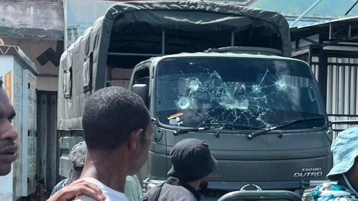 Kaca kendaraan pecah dilempar massa yang memadati Bandara Sentani menanti kedatangan jenazah mantan Gubernur Papua, Lukas Enembe di Jayapura, Kamis (25/12/2023).