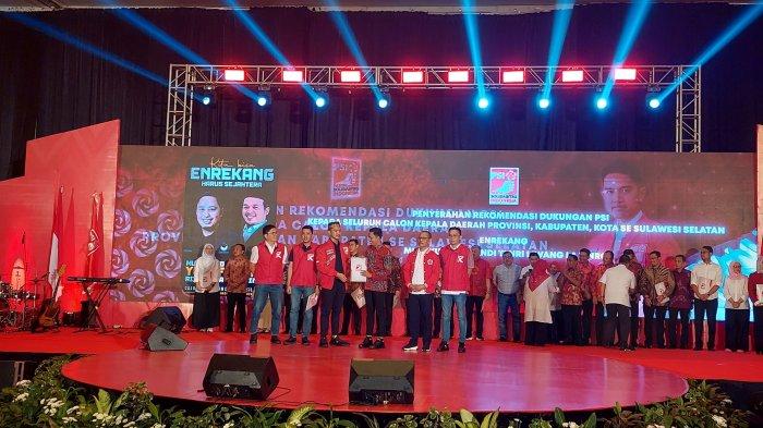 Momen Ketum PSI Kaesang Pangarep serahkan surat rekomendasi dukungan ke 20 Bacakada di Hotel Claro Makassar, Selasa (30/7/2024) siang.