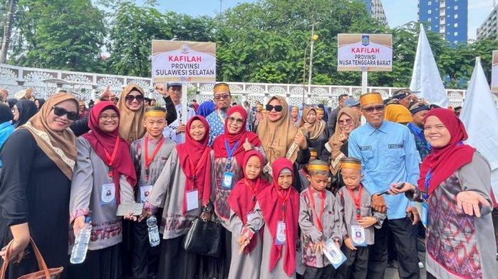 Kafilah Sulawesi Selatan foto bersama setelah defile Festival Anak Sholeh Indonesia (FASI) XII Tingkat Nasional di Asrama Haji Embarkasi Bekasi, Jawa Barat, Jumat (25/10/2024). Kegiatan ini dibuka Ketua DPD RI Sultan Bachtiar Najamudin.