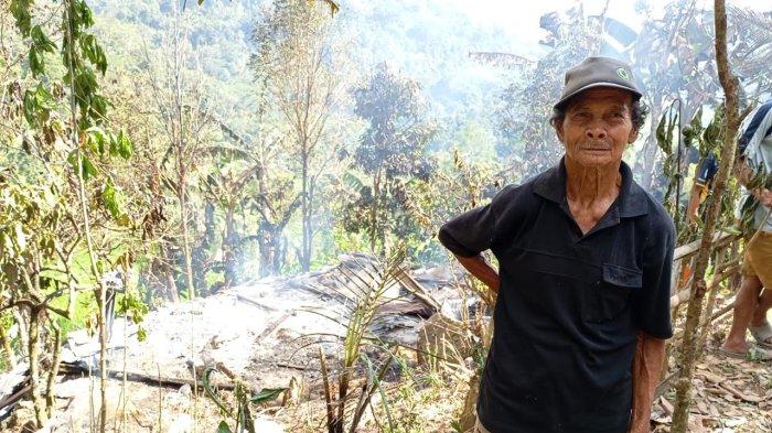Kakek Naba (79) melihat rumahnya Sudah rata dengan tanah akibat dilalap si jago merah, Jumat (16/8/2024). 