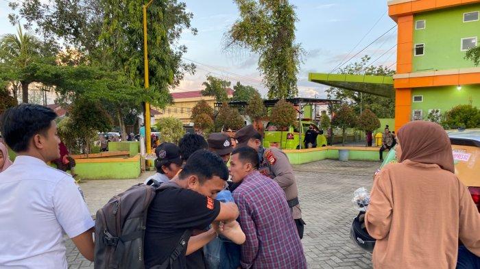 Kamaluddin saat dilarikan ke IGD RSUD Sinjai. Ia dinyatakan meninggal dunia usai mendapatkan perawatan medis, Kamis (4/7/2024)