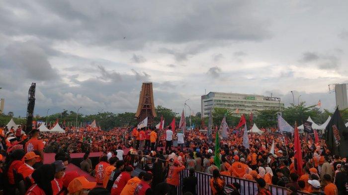 Suasana kampanye akbar Danny Pomanto dan Azhar Arsyad di MNEK Center Point of Indonesia (CPI) Makassar, Jumat (22/11/2024). Azhar Arsyad dalam kampanye akbar di Makassar menekankan pentingnya pemimpin yang merata, mengapresiasi prestasi Danny Pomanto, dan menyoroti keterbatasan prestasi rival.