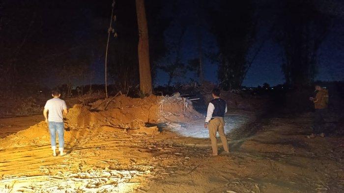 Kanit Tipiter Polres Maros Ipda Wawan bersama anggotanya mengecek lokasi tambang diduga ilegal di Dusun Kampala, Desa Bontomatene, Kecamatan Marusu, Kamis (12/9/2024) malam.