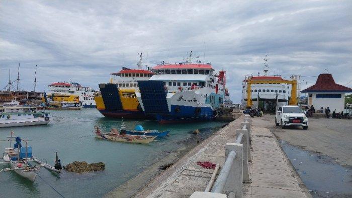 Kapal feri di Pelabuhan Bira Bulukumba tertahan akibat cuaca buruk.