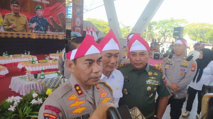Kapolda Sulsel Irjen Pol Andi Rian didampingi Pj Gubernur Prof Zudan Arif Fakrulloh dan Pangdam XIV Hasanuddin, Mayjen TNI Bobby Rinal Makmum seusai deklarasi Pemilu Damai tiga pilar di Lapangan Karebosi, Makassar, Rabu (28/8/2024) siang.