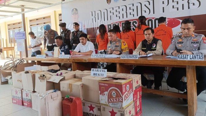 Kapolres Bone AKBP Erwin Syah saat memaparkan jumlah kasus dan tersangka narkoba di wilayah hukumnya, Rabu (31/7/2024). Ia menyatakan ada 118 kasus dengan tersangka sebanyak 193 orang.