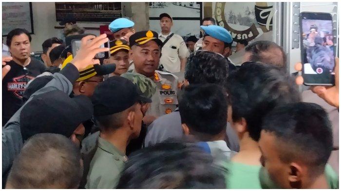 Kapolres Pelabuhan Makassar AKBP Yudi Frianto berdialog dengan kubu pengelola Pasar Butung, Kecamatan Wajo, Makassar, Senin (2/10/2023) pagi.