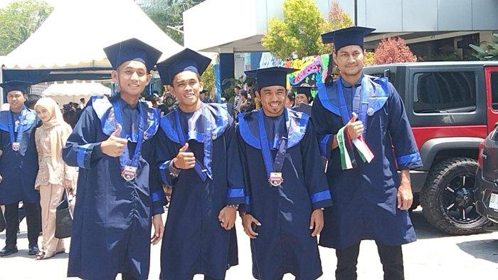 Kapten PSM Makassar M Arfan bersama Reza Arya, Rizky Eka, mantan pemain PSM Abdul Rahman. wisuda di Balai Sidang Universitas Bosowa, Jalan Urip Sumoharjo, Kamis (16/11/2023). 
