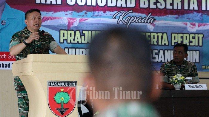 Kapushubad, Mayjen TNI Iroth Sonny Edhie (kiri) memberikan pengarahan ke prajurit yang didampingi Kepala Hubdam XIV Hasanuddin, Kolonel Chb Hartono (kanan) saat berkunjung ke markas Perhubungan Daerah Militer (Hubdam) XIV Hasanuddin di Jl Opu Daeng Risadju, Kecamatan Mamajang, Makassar, Jumat (23/2/2024). Dalam arahannya, Mayjen Iroth meminta agar para prajurit terus mengembangkan skill dalam pengembangan teknologi perhubungan angkatan darat.