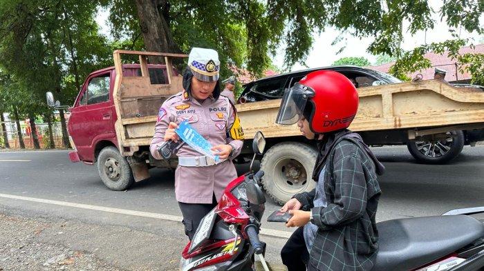 Kasat Lantas Polres Wajo, AKP Desy Ayu Dwi Putri saaat menyosialisasikan kepatuhan berlalu lintas kepada pengendara dalam Operasi Patuh Pallawa di Wajo, Sulsel.