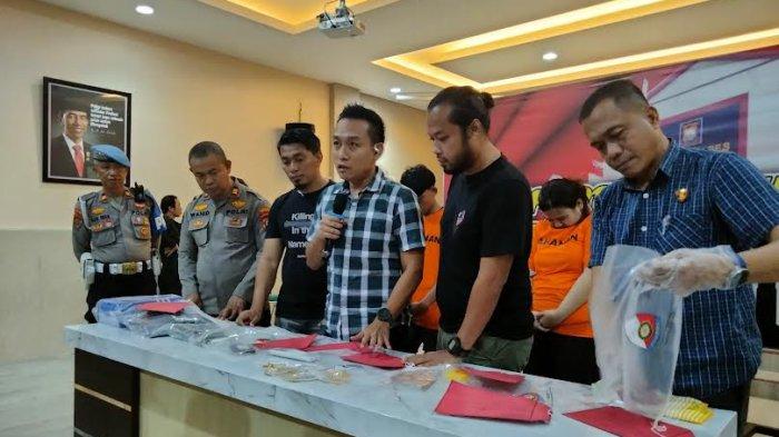 Kasat Reskrim Polrestabes Makassar, Kompol Devi Sudjana saat merilis kasus Pembunuhan Nenek Tarimah, Kamis (6/6/2024) sore.
