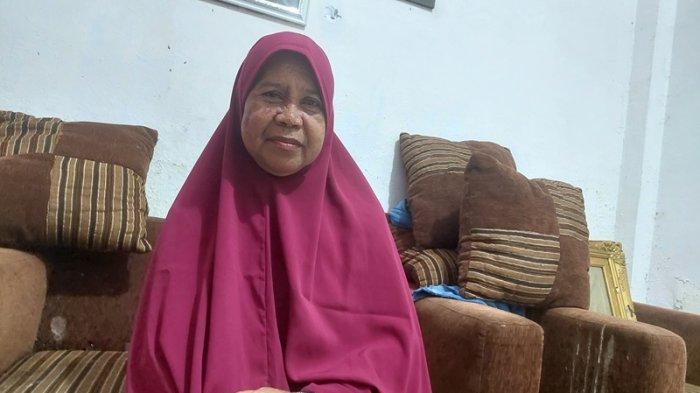 Kakak kandung Prof Karta Jayadi, Kasmiati ditemui di kediamannya, Jl Sabutung Paotere, Gusung, Kecamatan Ujung Tanah, Kota Makassar, Sulawesi Selatan, Jumat (3/5/2024) malam.