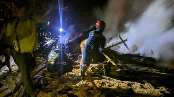 Kebakaran melanda sebuah gudang kayu di Dusun Bonto Kamase, Desa Tanete, Kecamatan Simbang, Kabupaten Maros, Sulawesi Selatan, Selasa (3/92024).