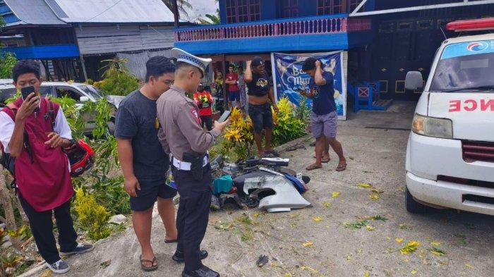 Polisi datangi TKP kecelakaan lalu lintas melibatkan Mobil Kijang Super dan Motor Yamaha Jupiter di Jl Poros Sengkang-Atapange Desa Wewangrewu, Kecamatan Tanasitolo, Kabupaten Wajo, Sulawesi Selatan, Senin (7/10/2024).