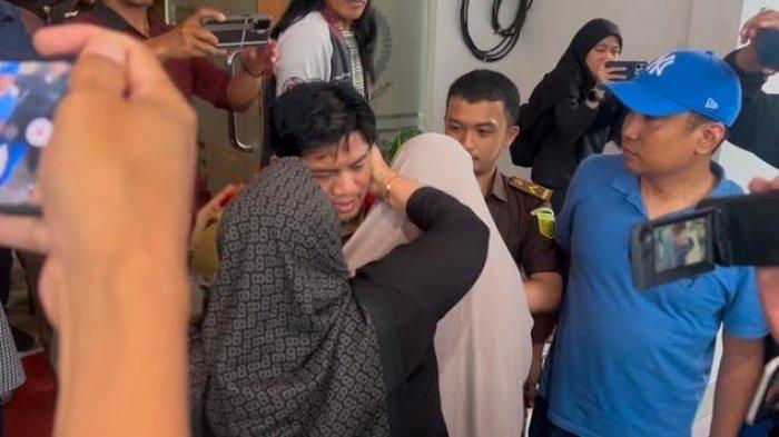 KORUPSI -  Kejaksaan Negeri (Kejari) Maros menahan eks Sekretaris Dinas Dinas Komunikasi, Informatika, Statistik, dan Persandian (Diskominfo) Kabupaten Maros, Muhammad Taufan atas dugaan korupsi anggaran Belanja Internet Command Center, Senin (23/6/2025). Muhammad Taufan langsung ditahan untuk 20 hari ke depan di Lembaga Pemasyarakatan (Lapas) Kelas IIB Maros.
 