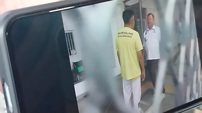 TERSANGKA ANNAR - Pejabat Kemenkumham Sulsel mengecek keberadaan Annar Salahuddin Sampetoding di Rutan Makassar, 8 Januari 2025. Ia memastikan prosedur penahanan berjalan sesuai aturan. 