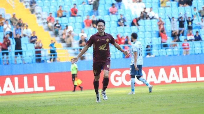 Kenzo Nambu selebrasi usai mencetak gol di laga PSM Makassar vs Persita Tangerang pada pekan 24 Liga 1 2023/2024 di Stadion Batakan Balikpapan, Minggu (4/2/2024) sore.