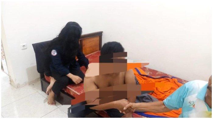 Kepala Desa Pattongko, Kecamatan Sinjai Timur, Kabupaten Sinjai, Sulawesi Selatan, Ahmad Rusdi digerebek.