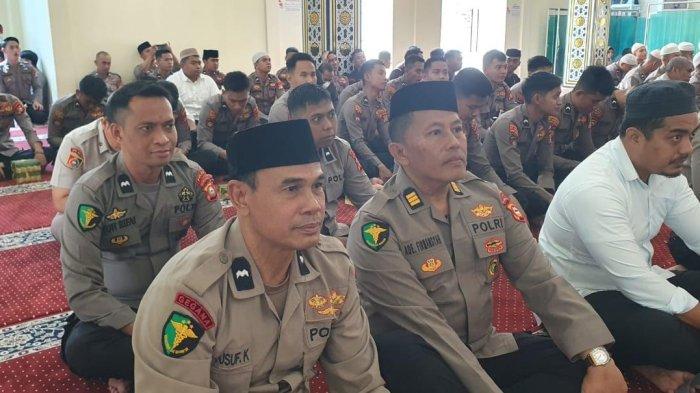 SILATURAHMI POLISI - Suasana jajaran Kepolisian Daerah (Polda) Sulawesi Selatan menggelar peringatan Isra Miraj 1446 H/2025 M, Selasa (11/2/2025).