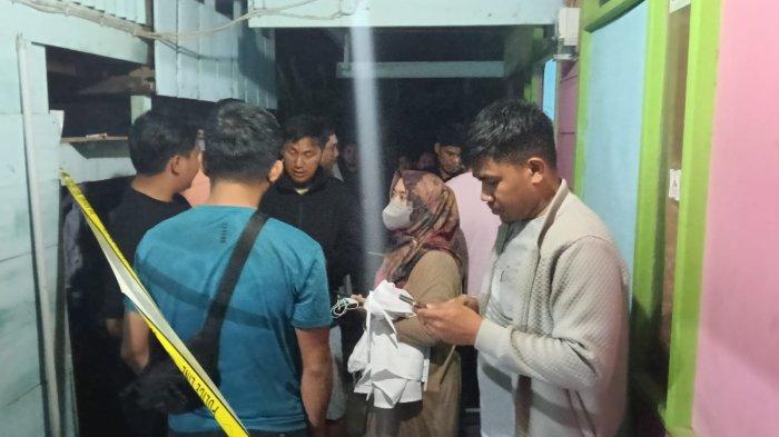 Saat Kepolisian Resor (Polres) Wajo saat evakuasi mayat perempuan di Jl Lembu, Kecamatan Tempe, Kabupaten Wajo, Sulawesi Selatan (Sulsel), Jumat (30/8/2024) sekitar pukul 20.30 Wita.