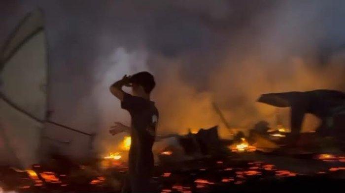 KEBAKARAN - Kebakaran hebat melanda enam rumah warga di Dusun Dandai, Desa Salubua, Kecamatan Suli Barat, Kabupaten Luwu, Sulawesi Selatan. Si jago merah melalap rumah warga sekitar pukul 17.50 Wita malam saat sebagian umat muslim melaksanakan ibadah salat isya.