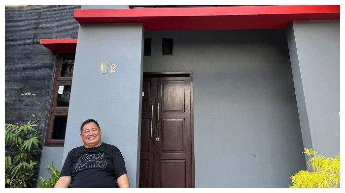 Ketua Ancha Community, Dr Hamzah Ahmad, di depan Posko Ancha Community, Makassar, Selasa (1/10/2024). Ancha Community mendukung Munafri Arifuddin - Aliyah Mustika Ilham (Mulia) di Pilwali Makassar 2024.