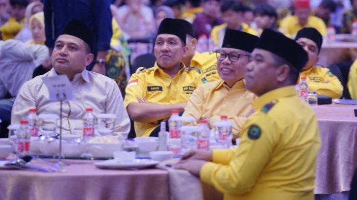 SAFARI RAMADAN AMPG - Ketua DPD I Golkar Sulsel sekaligus anggota DPR RI Taufan Pawe, Munafri Arifuddin, hingga Rahman Pina semeja dalam kegiatan buka bersama kader Golkar se-Sulsel di Hotel Four Point by Sheraton Makassar, Selasa (18/3/2025).
