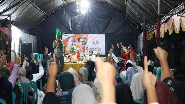 Ketua DPRD Gowa, Ramli Siddik Dg Rewa, berorasi mendukung pasangan Danny Pomanto - Azhar Arsyad di kampanye dialogis di Jl Malino, Penggentungan, Gowa, pada Senin (4/11/2024) malam.