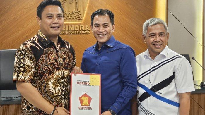 Ketua Gerindra Sulsel Andi Iwan Darmawan Aras serahkan surat rekomendasi dukungan ke Mitra Fakhruddin-Mahmuddin untuk maju di Pilkada Enrekang. Penyerahan itu di ruang Fraksi Gerindra DPR RI, Rabu (7/8/2024). Lalu.