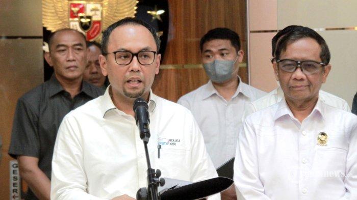Ketua PPATK, Ivan Yustiavandana (kiri) didampingi Menkopolhukam, Mahfud MD (kanan) memberikan keterangan pers terkait dugaan kasus korupsi oleh Gubernur Papua, Lukas Enembe, di Kantor Menkopolhukam, Jakarta Pusat, Senin (19/9/2022). Mahfud MD mengatakan, dugaan kasus korupsi oleh Gubernur Papua, Lukas Enembe bukan hanya 1 miliar, melainkan ratusan miliar berdasarkan sumber yang didapat dari catatan laporan PPATK. Hingga saat ini sudah ada Rp 71 miliar dalam rekening atas nama Lukas Enembe yang sudah diblokir. WARTA KOTA/YULIANTO (WARTA KOTA/YULIANTO)