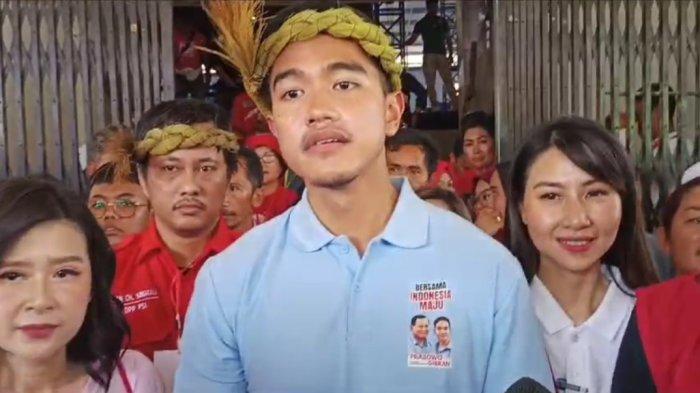 Ketum PSI Kaesang Pangarep kenakan kaus bergambar Capres-Cawapres Prabowo-Gibran dalam Kampanye Terbuka di Torut-Makassar, Senin (29/1/2024) hari ini