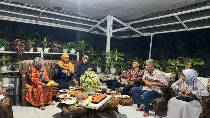 Mantan Gubernur Jawa Timur periode 2019-2024 Khofifah Indar Parawansa pulang ke kampung halaman suaminya, mendiang Indar Parawansa di Kota Makassar Sulawesi Selatan Sabtu (20/4/2024) sampai Minggu (21/4/2024).