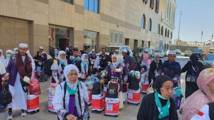 JEMAAH SOPPENG PANGKEP - Jemaah Kloter 16 bersama Ketua Kloter Afdal Subaek siap tinggalkan Hotel Anwar Al Zahrah, Madinah, menuju Bandara Madinah untuk diterbangkan ke Makassar, Kamis (4/7/2024) sore. Kloter 16 UPG dijadwalkan tiba di Makassar Jumat siang.