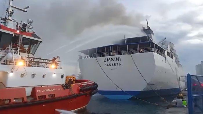 Kapal tunda PT SPJM memadamkan api di KM Umsini Makassar, Minggu (9/6/2024)