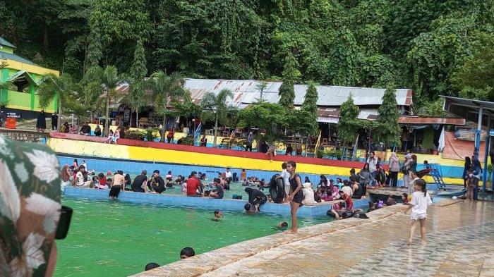 Kolam Wisata Dolli di Dusun Bungaeja Desa Tukamasea, Bantimurung Maros dibanjiri pengunjung tepat di awal tahun 2025.