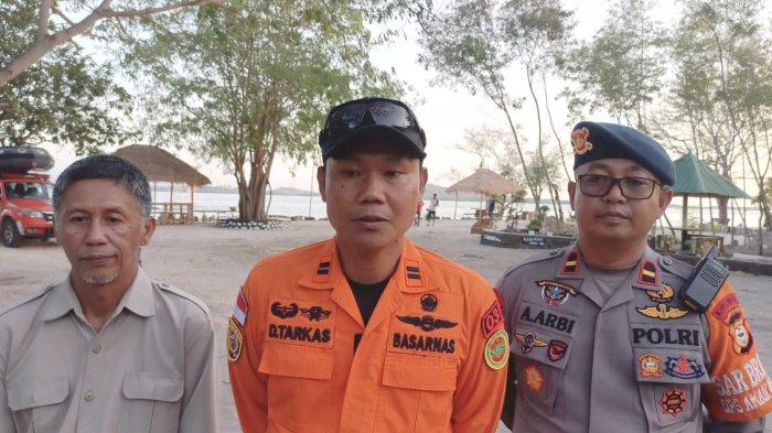 Komandan Tim Sar Gabungan, Dadang (tengah).