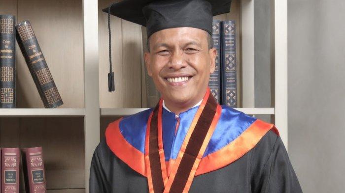 Dirreskrimsus Polda Sulsel Kombes Pol Helmi Kwarta Kusuma Putra Rauf resmi bergelar doktor ilmu hukum Universitas Diponegoro.