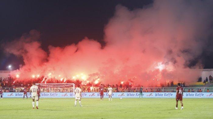 SANKSI PSM - Suporter yang berada di Tribun Selatan Stadion BJ Habibie menyalakan flare saat laga pekan 34 Liga 1 2024/2025 PSM Makassar vs Persita, Jumat (23/5/2025) malam. Atas tindakan ini Komdis PSSI menjatuhkan sanksi denda Rp220 juta kepada PSM Makassar.