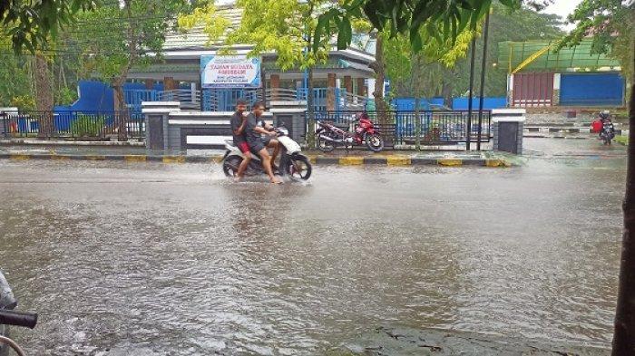 GENANGAN AIR. Kondisi Jalan Sukawati Pinrang digenangi air pasca hujan deras melanda Pinrang, Senin (24/2/2025).