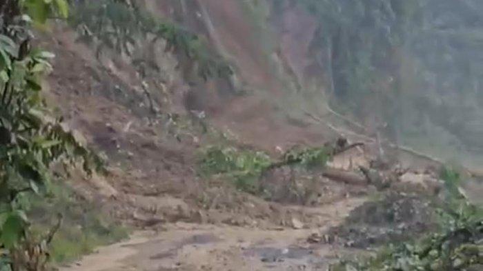 Kondisi Kilometer 9 Kelurahan Latuppa, Kecamatan Mungkajang, Kota Palopo saat longsor, Kamis (12/12/2024) sore.