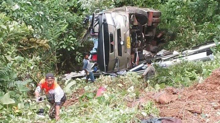 Kondisi bus rute Toraja-Kendari yang terjun ke jurang di Kelurahan Battang, Kecamatan Wara Barat, Kota Palopo, Sulawesi Selatan, Selasa (3/12/2024).