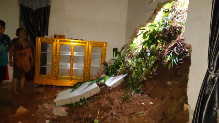 Kondisi rumah warga Bonto Katute, Kabupaten Sinjai, Sulawesi Selatan (Sulsel) usai tertimpa longsor, Selasa (16/4/2024).