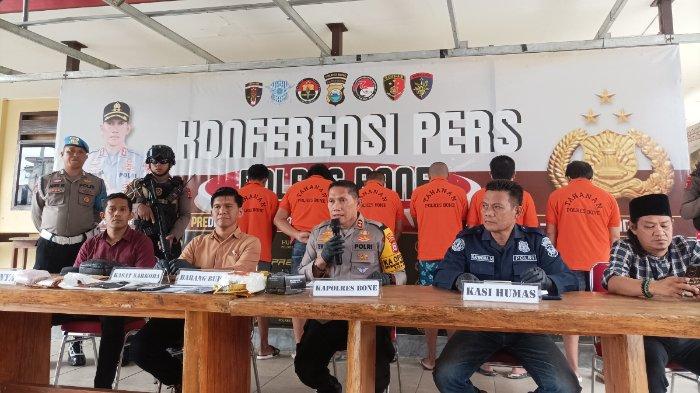 Konferensi pers pengungkapan peredaran narkoba di Bone, di aula Mapolres Bone, Jl Yos Sudarso, Watampone, Bone, Sulsel, Jumat (20/12/2024).