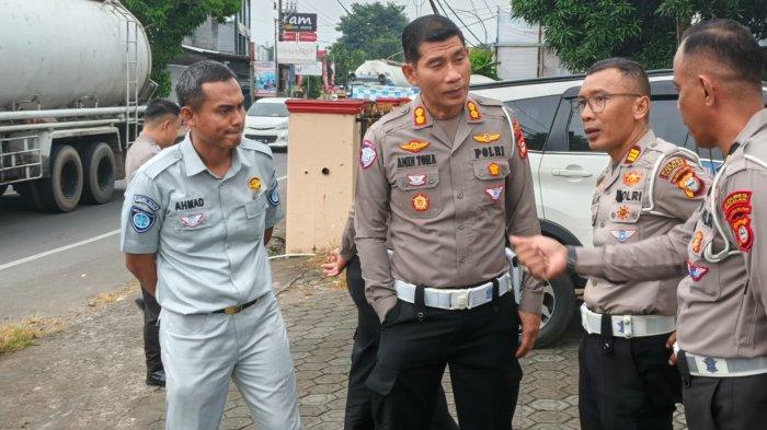 LAKA LANTAS - Kasubdit Gakkum Polda Sulsel, AKBP Amin Toha (dua dari kiri), meninjau lokasi kecelakaan pejalan kaki vs pengendara motor yang menewaskan pelajar, Senin (14/4/2025). Polisi berupaya segera mengungkap kasus ini.