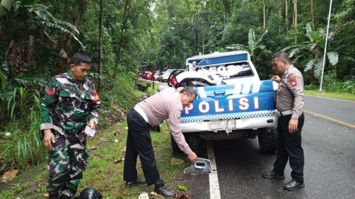 LAKALANTAS BONE - Potret Kasat Lantas Polres Bone, AKP Musmulyadi saat melakukan olah TKP di Seppa Bulue (26/2/2025). Satu orang meninggal dunia dalam kecelakaan tersebut. 