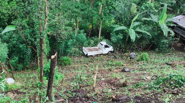 LAKALANTAS SINJAI – Mobil pick up terjun ke jurang di Dusun Tanah Tengga, Desa Gareccing, Kecamatan Sinjai Selatan, Sabtu (31/5/2025). 
