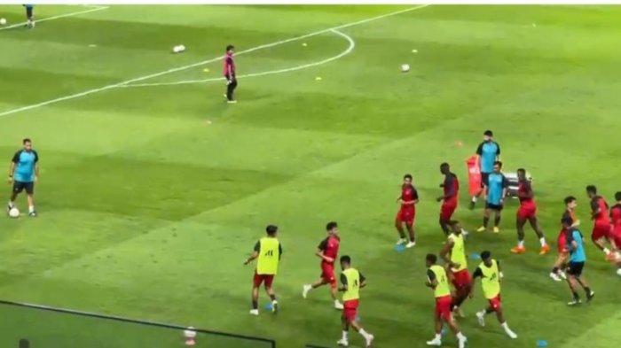 Laga PSM vs Bali United di Stadion Batakan Balikpapan, Kalimantan Timur, Sabtu (24/2/2024) malam. Laga ini diwarnai insiden, sepatu Syafruddin Tahar jebol di menit ke-76.